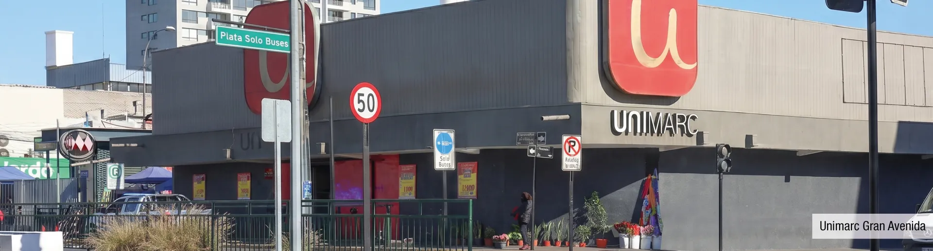 Supermercado Unimarc cercano a Edificio Santa Corina en La Cisterna, destacando la amplia conectividad comercial.