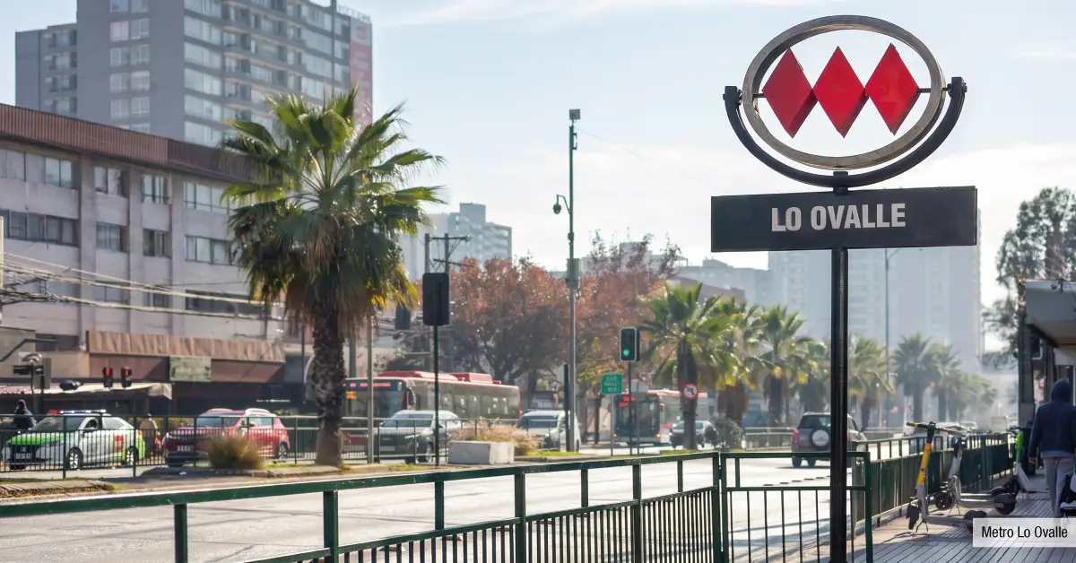 Metro Lo Ovalle cercano a Edificio Santa Corina en La Cisterna, destacando su excelente red de conectividad.