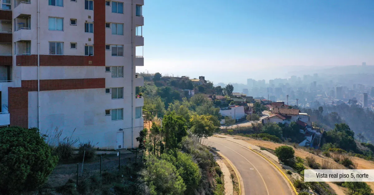 Vista norte hacia la costa desde el piso 5 de Condominio Alto Marañón 3, Viña del Mar.
