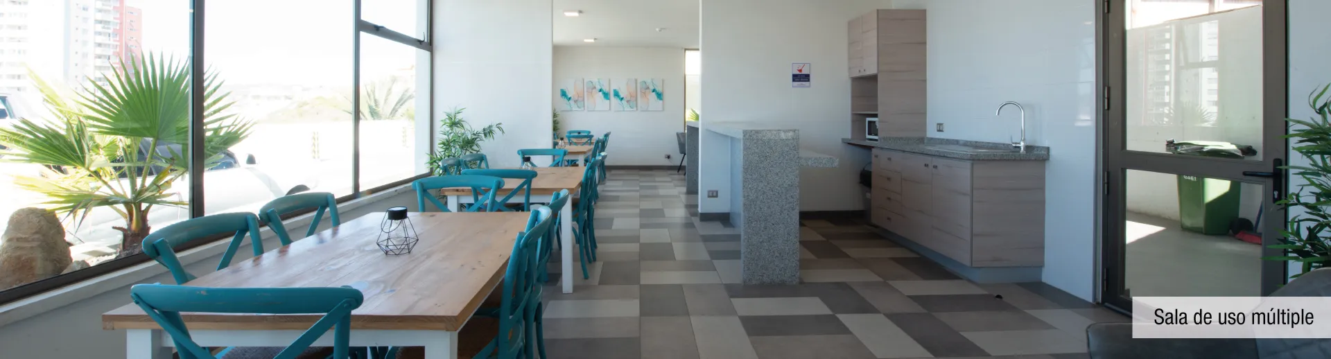 Amplia sala de uso múltiple con kitchenette en Condominio Parque Marañón, Viña del Mar.