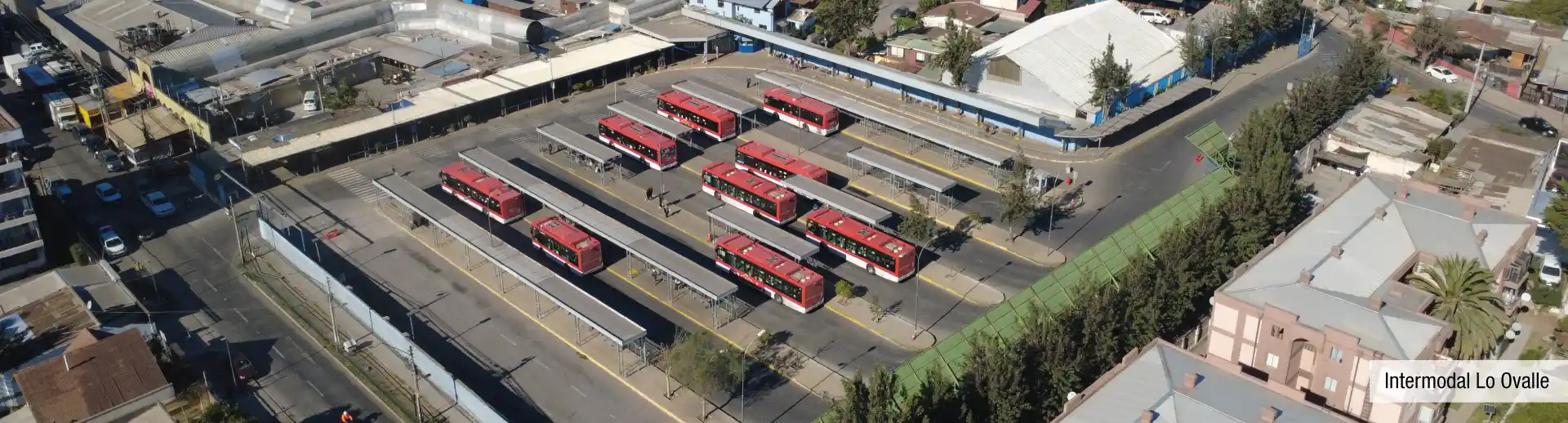 Intermodal Lo Ovalle cercana a Edificio Santa Corina en La Cisterna, mostrando su amplio terminal de buses.