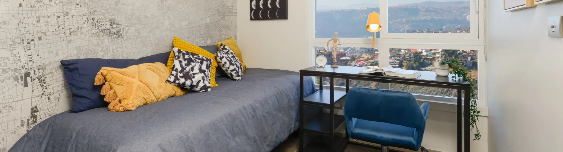 Cómodo dormitorio con piso vinílico y vista a la ciudad en Condominio Alto Marañón 3.