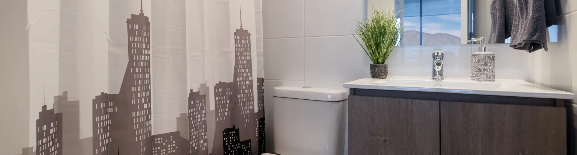 Baño principal con cubierta de mármol y piso gres porcelánico en Edificio Lía Aguirre, La Florida.
