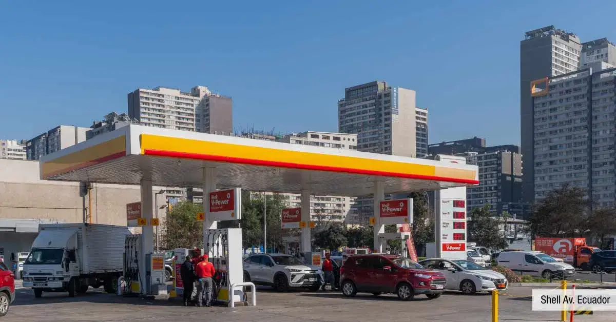 Estación de servicio Shell en Av. Ecuador, comodidad para residentes de Condominio Francisco Zelada.