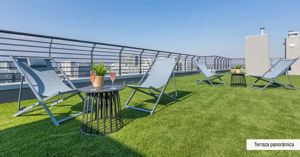 Terraza panorámica habitable con espacios de descanso en el moderno Edificio Lía Aguirre, La Florida.