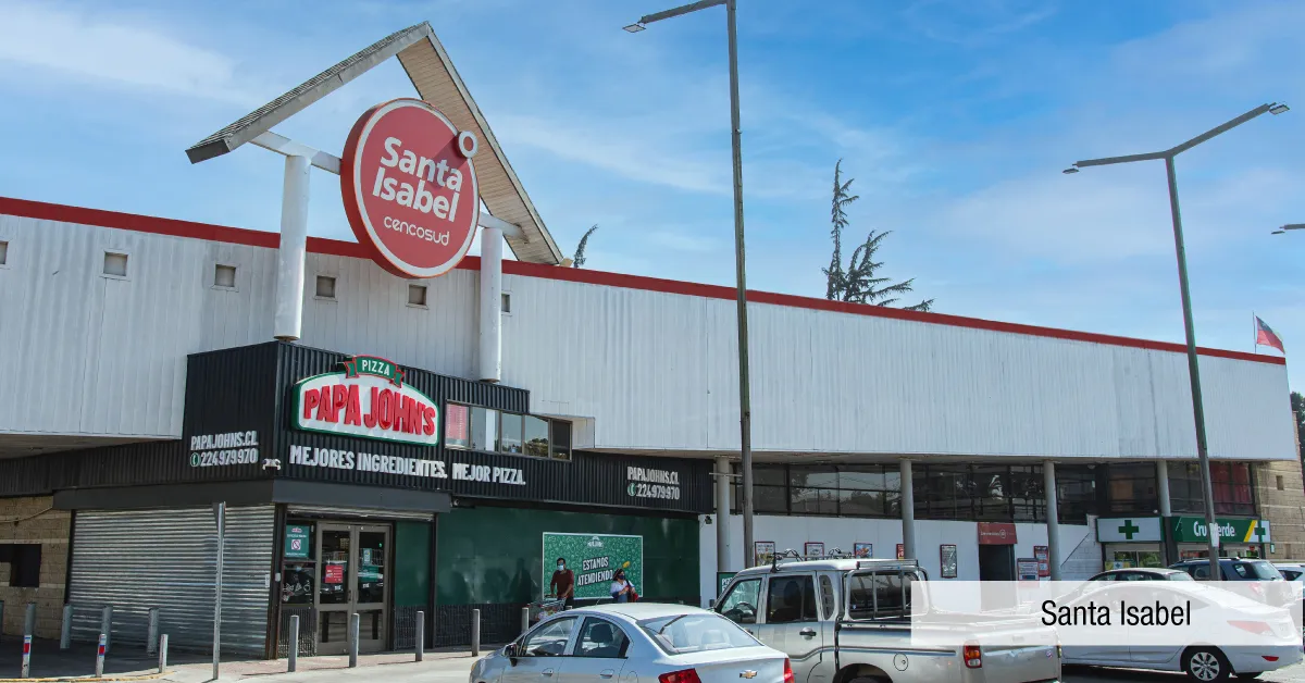 Supermercado Santa Isabel cerca de Condominio Parque del Sur en La Cisterna, destacando el comercio vecinal.