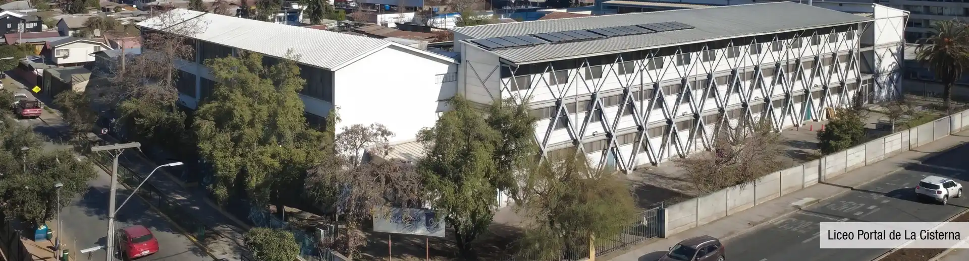 Liceo Portal cerca de Edificio Santa Corina en La Cisterna, destacando la oferta educativa en el sector.