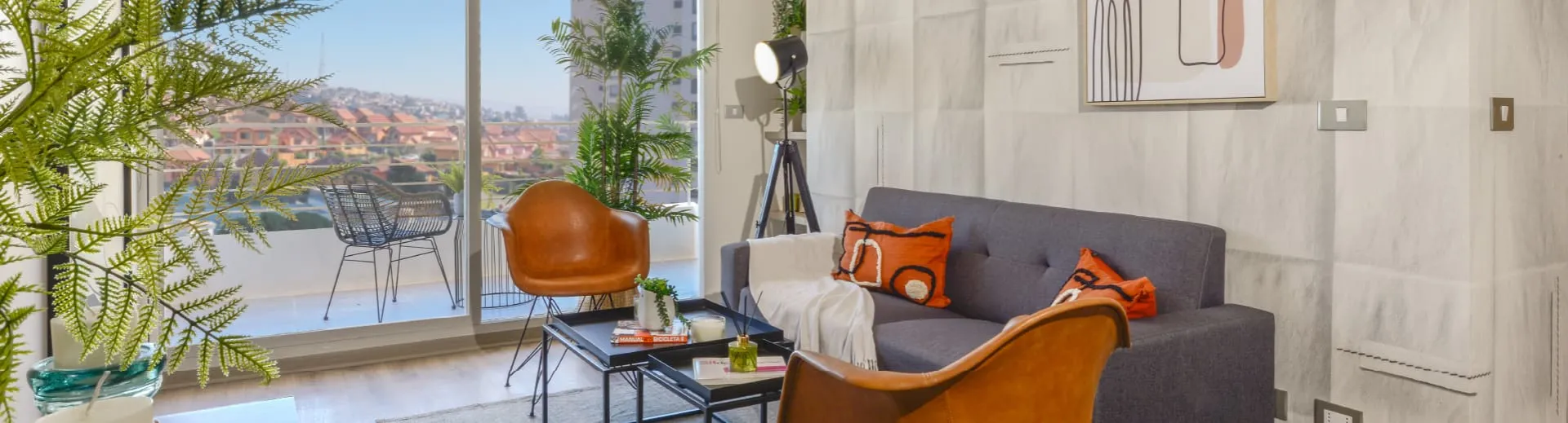 Acogedor estar con salida a terraza y piso gres porcelánico en Condominio Alto Marañón 3.