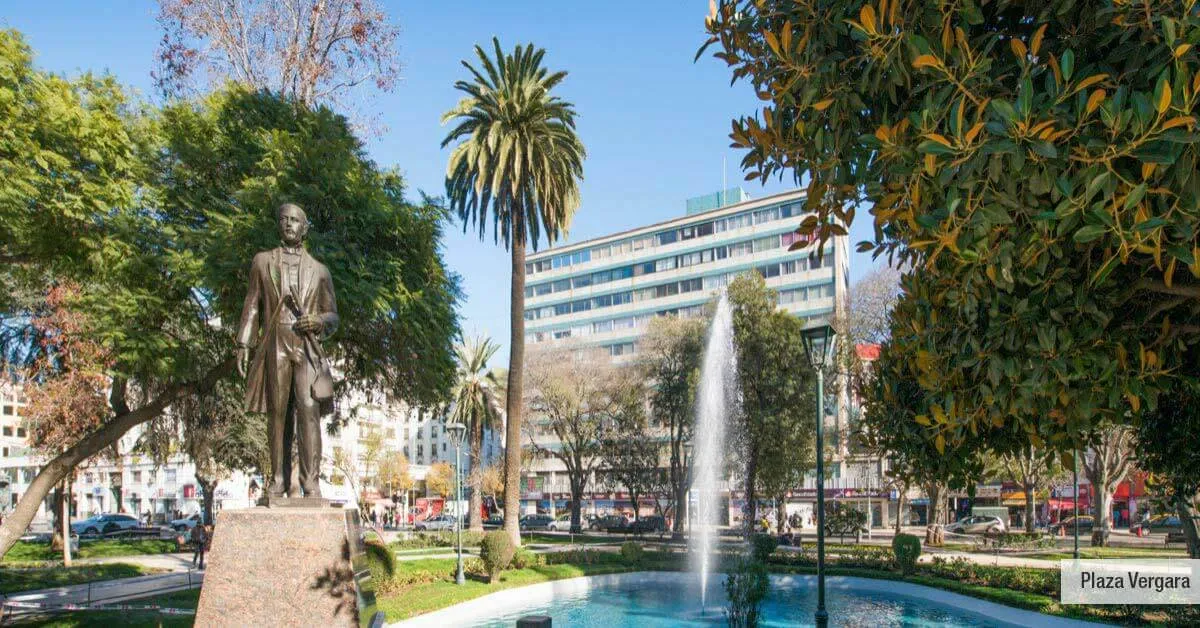 Plaza Vergara, área verde tradicional en el entorno de Condominio Alto Marañón 3, Viña del Mar.   