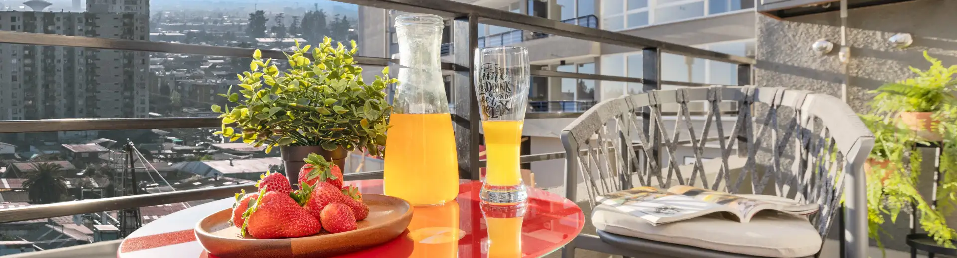 Terraza de departamento en Edificio Briones Luco, La Cisterna, con resistente piso gres porcelánico.