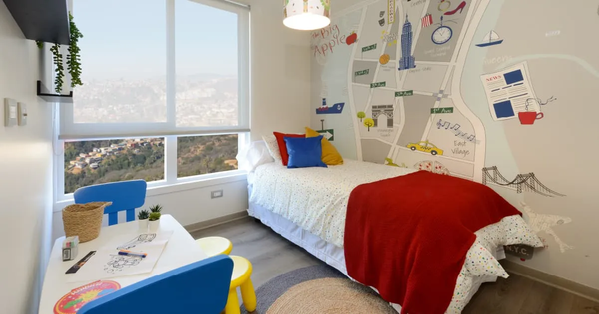 Dormitorio infantil con piso SPC vinílico en departamento de Condominio Alto Marañón 3.