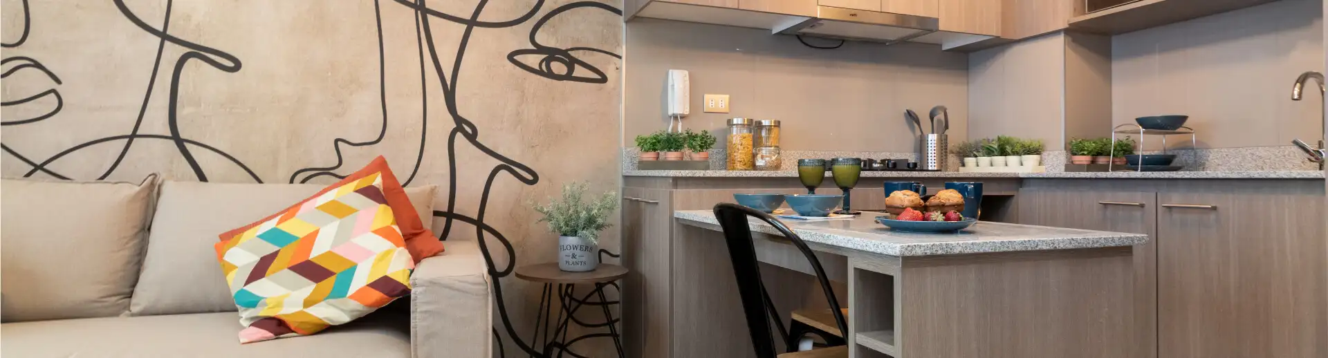 Cocina equipada con cubierta de granito y piso vinílico SPC en Edificio Lía Aguirre, La Florida.