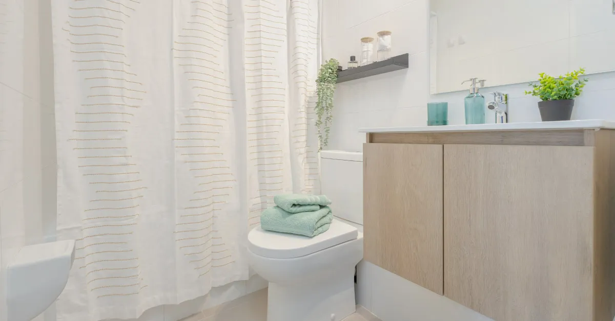 Moderno baño en Edificio Briones Luco, La Cisterna, destacando cerámicas y cubierta de loza vítrea.