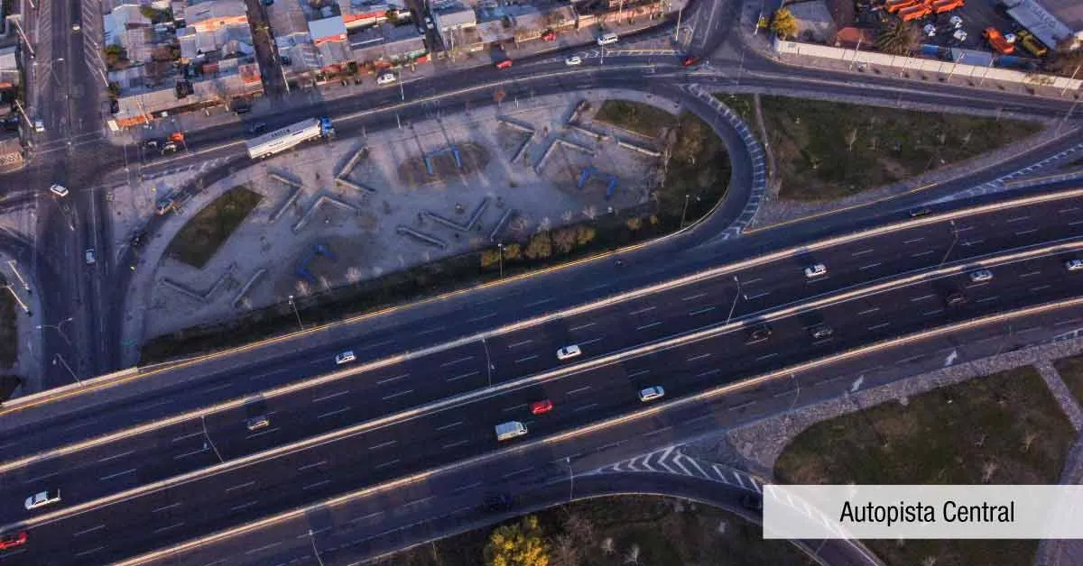 Enlace de Autopista Central cercano a Condominio Parque del Sur en La Cisterna, destacando rápidos accesos viales.