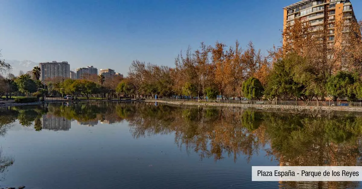 Laguna de Parque de los Reyes cerca de Edificio Pedro de la Barra en Santiago Centro, áreas naturales.