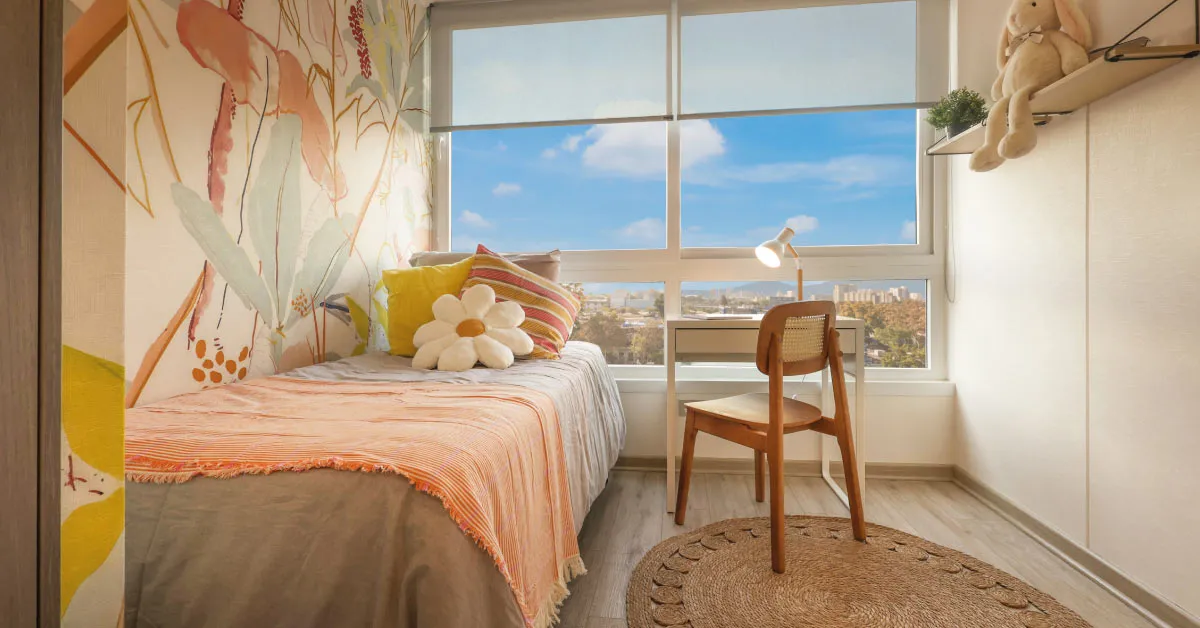 Dormitorio piloto de Edificio Pedro de la Barra en Santiago Centro, destacando su piso vinílico SPC.