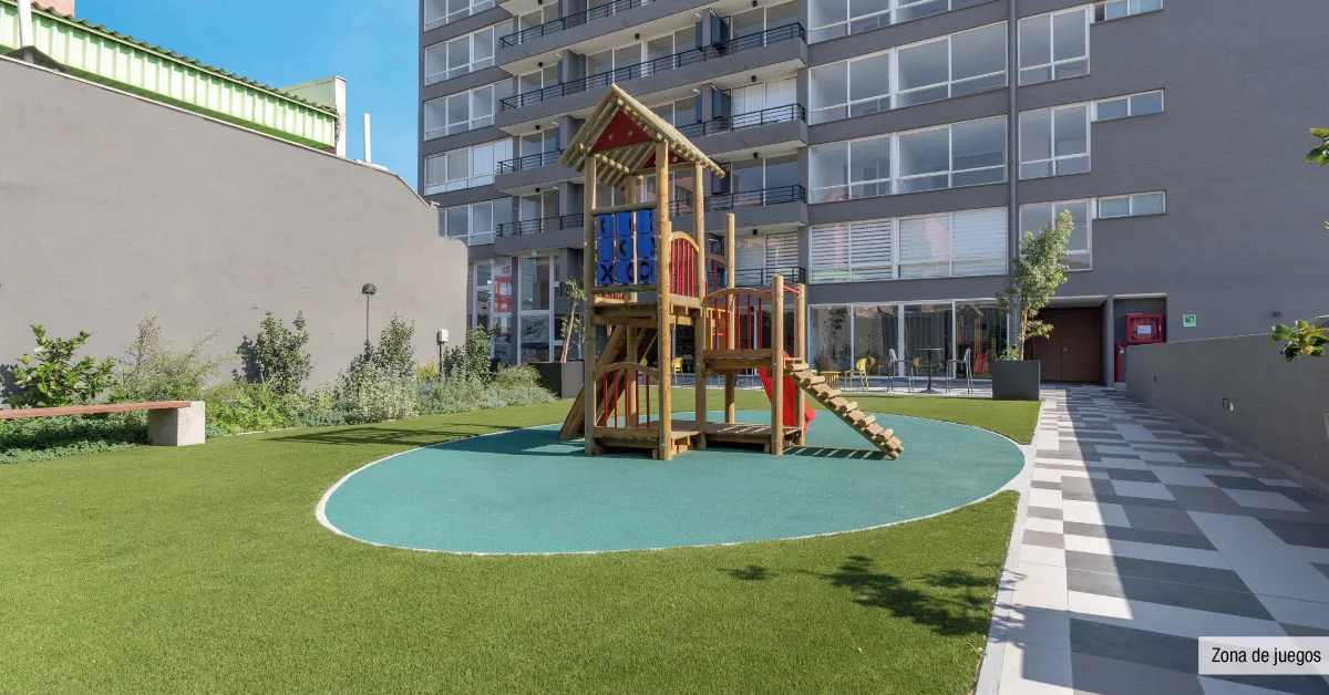 Zona de juegos infantiles al aire libre en Edificio Briones Luco, La Cisterna, ideal para la familia.