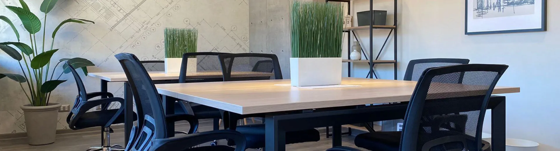 Modernos espacios de trabajo con piso vinílico SPC en Oficinas Parque Urbano, Viña del Mar.