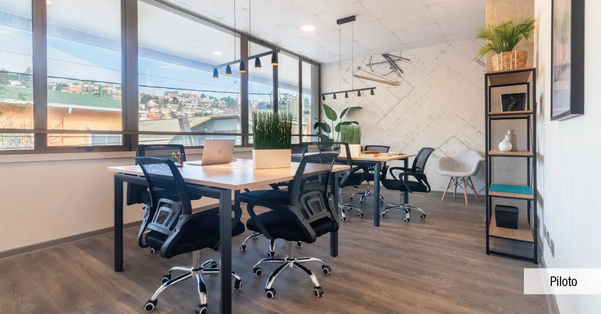 Oficina piloto con ventanas de aluminio anodizado en Oficinas Parque Urbano, Viña del Mar.