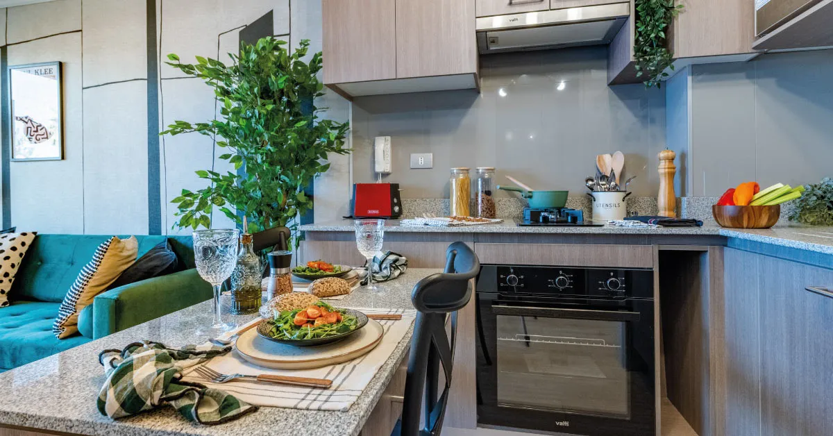 Cocina de Condominio Parque del Sur en La Cisterna, equipada con horno eléctrico y encimera.