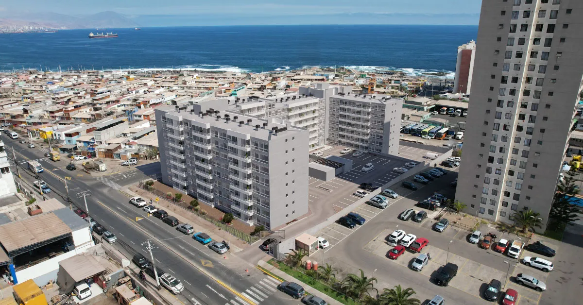 Vista aérea de Condominio Trocadero en Antofagasta, destacando sus 8 pisos, accesos y cercanía al mar.