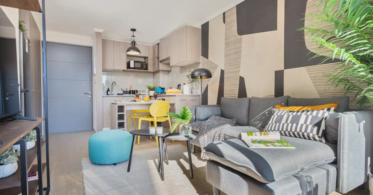 Cómodo living comedor en Edificio Briones Luco, La Cisterna, con elegante papel mural y piso SPC.