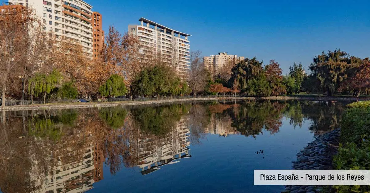 Parque de los Reyes cercano a Edificio Pedro de la Barra en Santiago Centro, destacando su gran laguna.