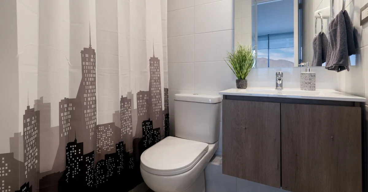 Baño principal con cubierta de mármol y piso gres porcelánico en Edificio Lía Aguirre, La Florida.