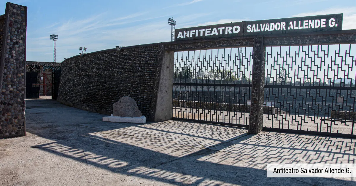 Anfiteatro Salvador Allende cerca a Edificio Briones Luco en La Cisterna, acceso a espacios culturales.