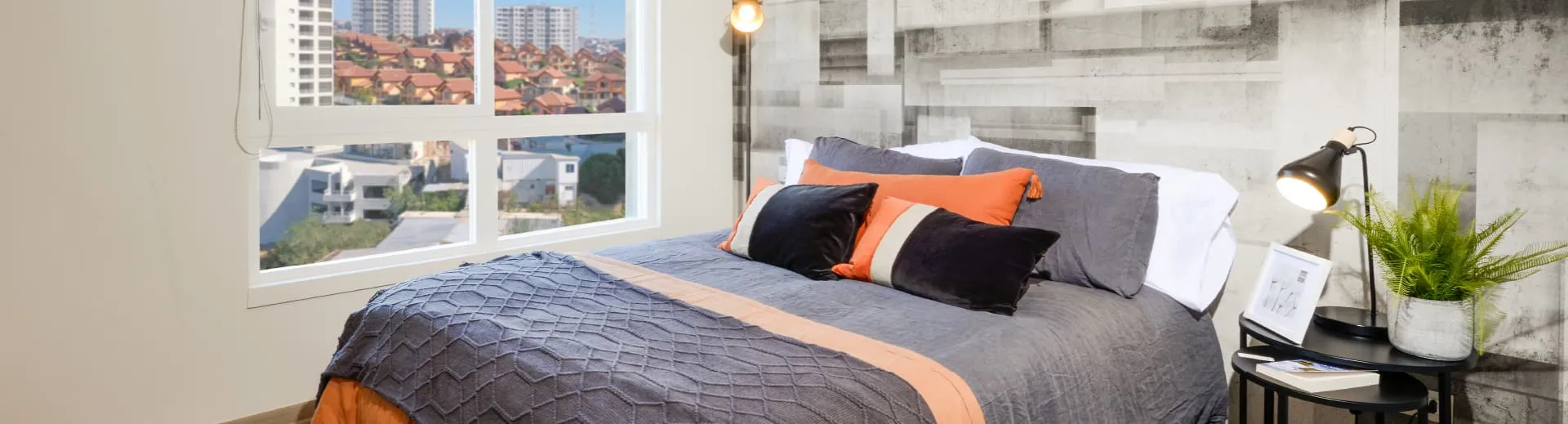 Amplio dormitorio principal en suite con piso vinílico en Condominio Alto Marañón 3.