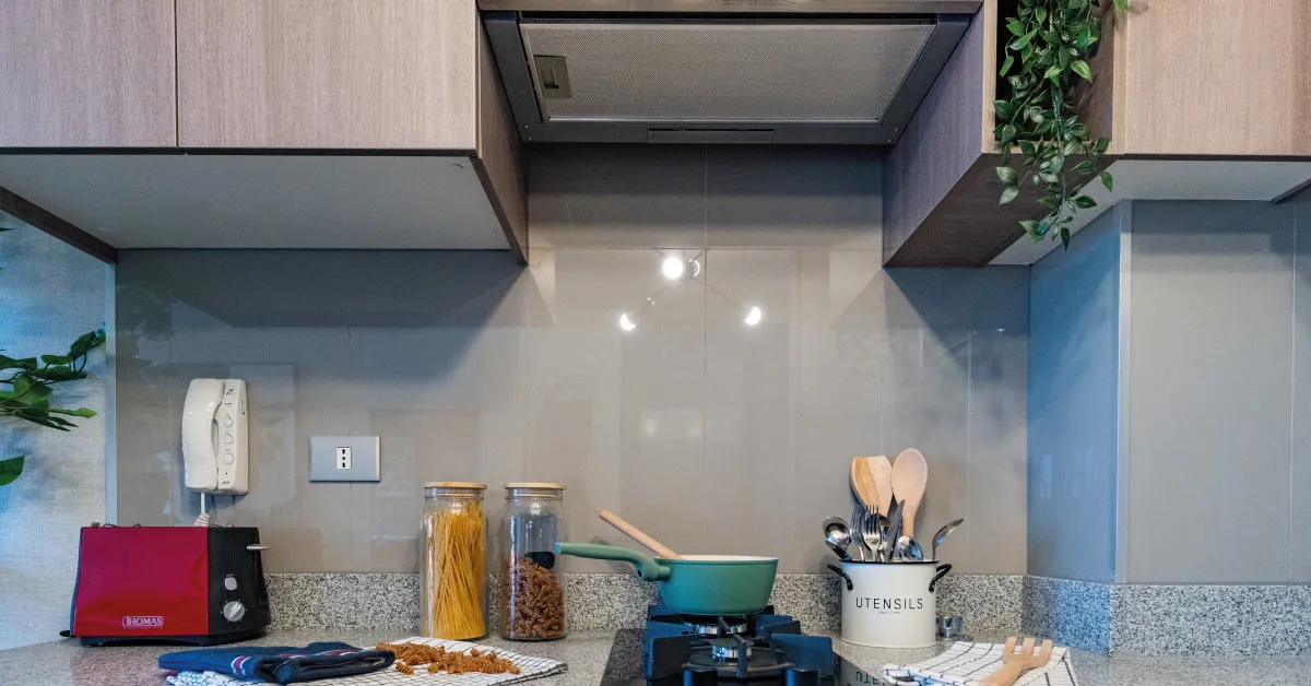 Cocina equipada con campana y encimera a gas en Condominio Parque del Sur, ubicado en La Cisterna.