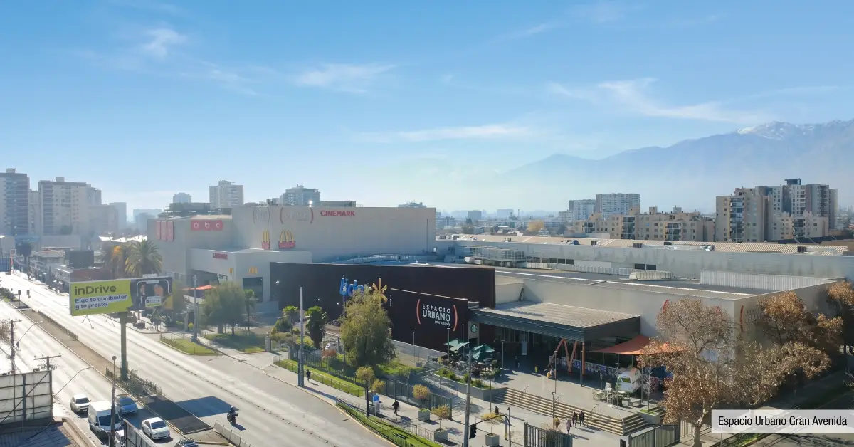 Mall Espacio Urbano Gran Avenida cerca de Edificio Santa Corina en La Cisterna, destacando su variada oferta comercial.