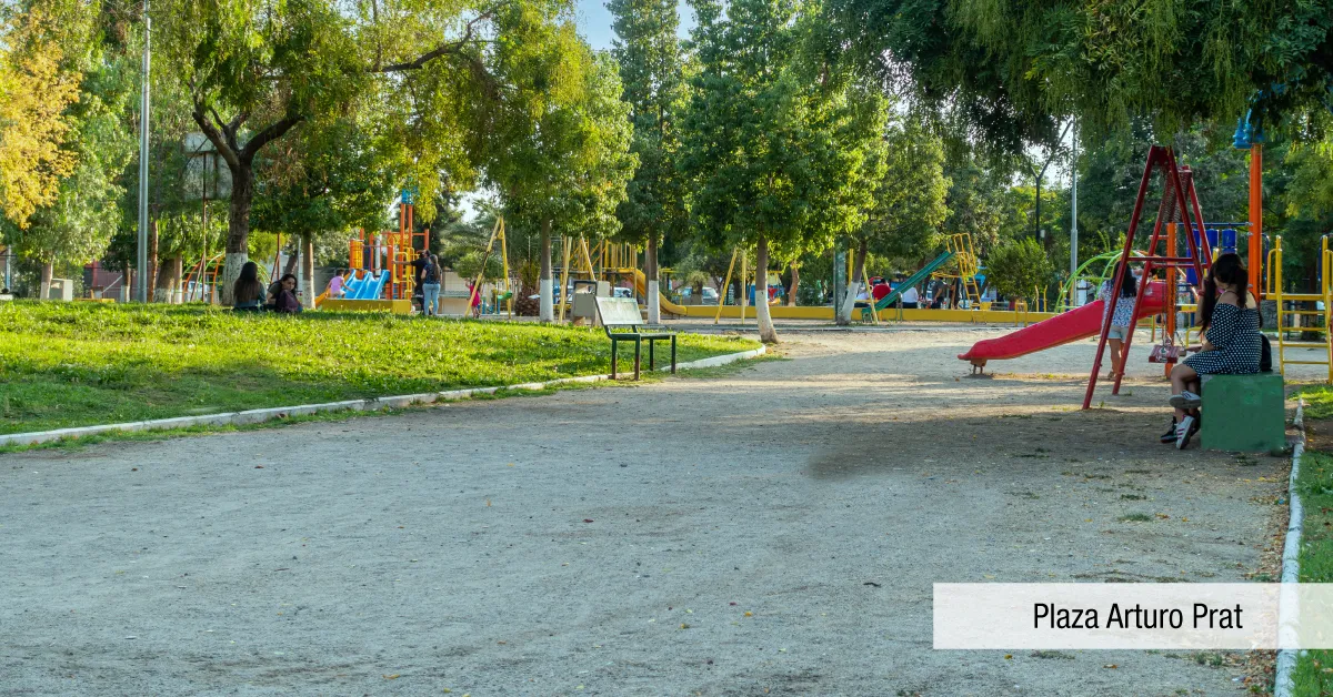 Áreas verdes en Plaza Arturo Prat cerca de Condominio Parque del Sur en La Cisterna, ideal para la recreación.