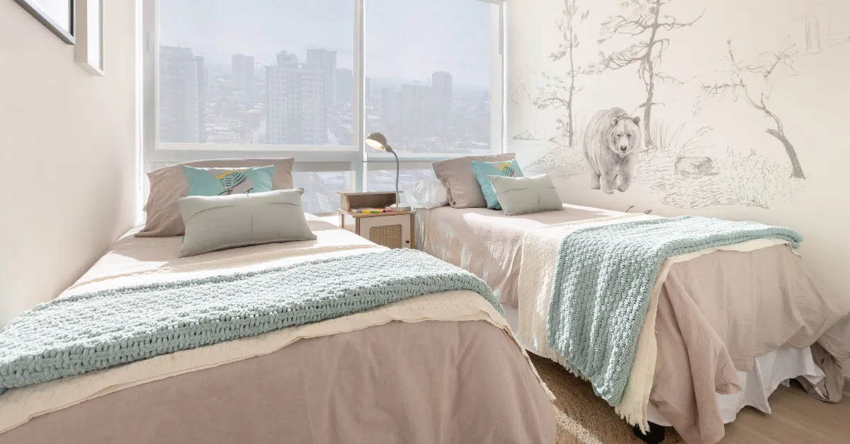 Dormitorio en Edificio Briones Luco, La Cisterna, con ventana de PVC, papel mural y piso SPC.