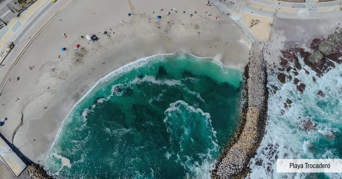 Vista aérea de Playa Trocadero cercana a Condominio Trocadero en Antofagasta, mostrando su balneario.