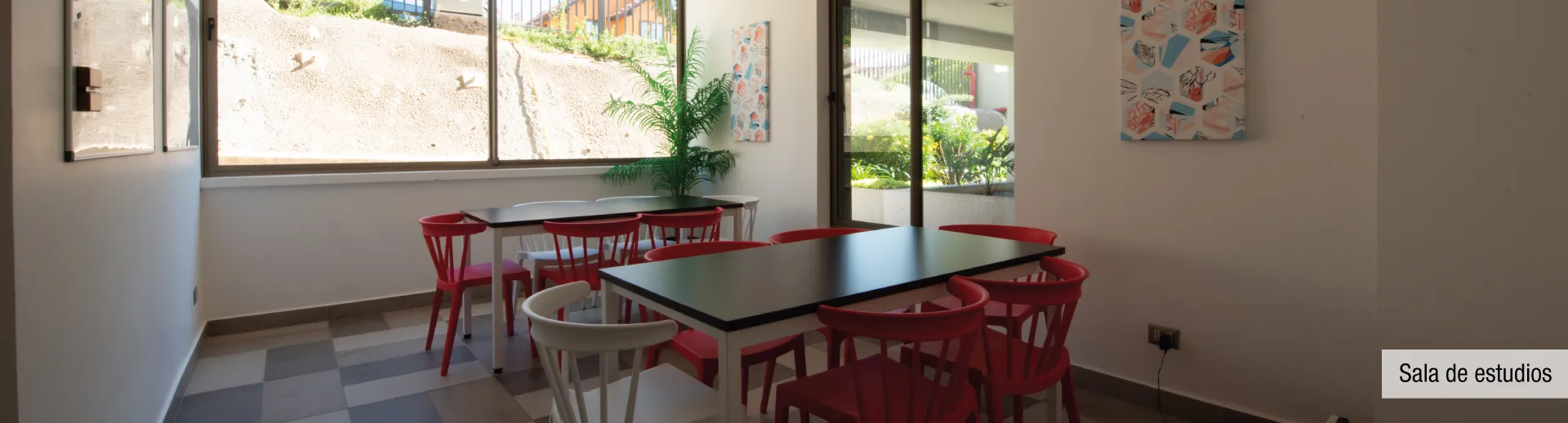 Tranquila sala de estudios iluminada en el proyecto Condominio Parque Marañón, Viña del Mar.