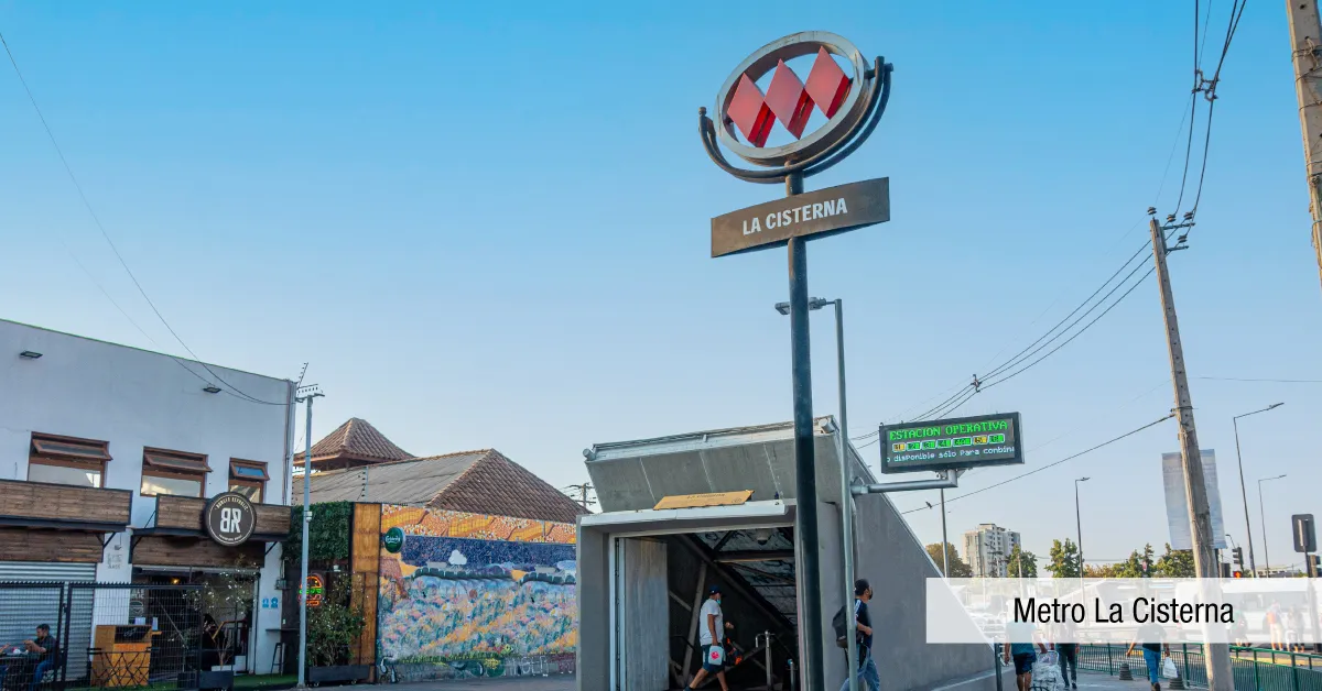 Estación de Metro La Cisterna cerca de Condominio Parque del Sur, destacando su excelente conectividad.