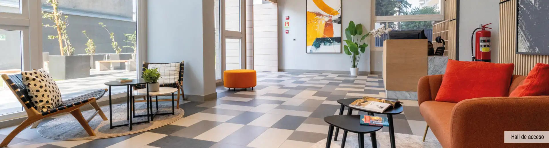 Hall de acceso en doble altura de Edificio Briones Luco en La Cisterna, moderno y seguro.
