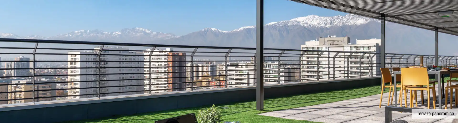 Terraza panorámica en cubierta de Edificio Briones Luco, La Cisterna, con vista a la cordillera.