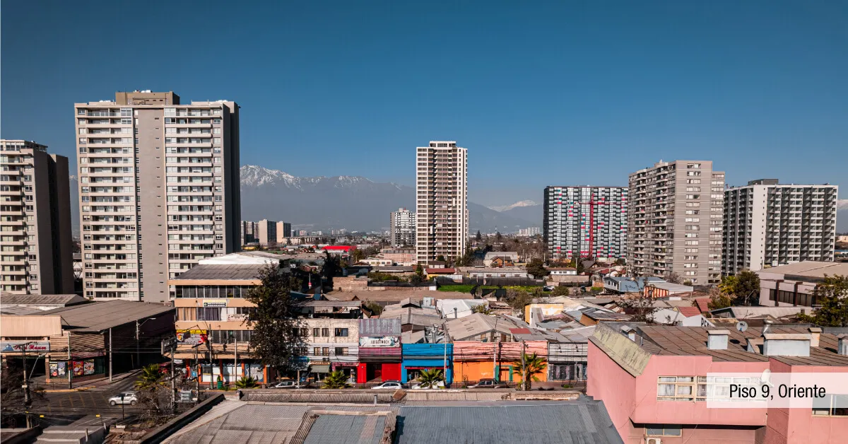 Vista oriente desde piso 9 de Edificio Briones Luco en La Cisterna, hacia la cordillera nevada.
