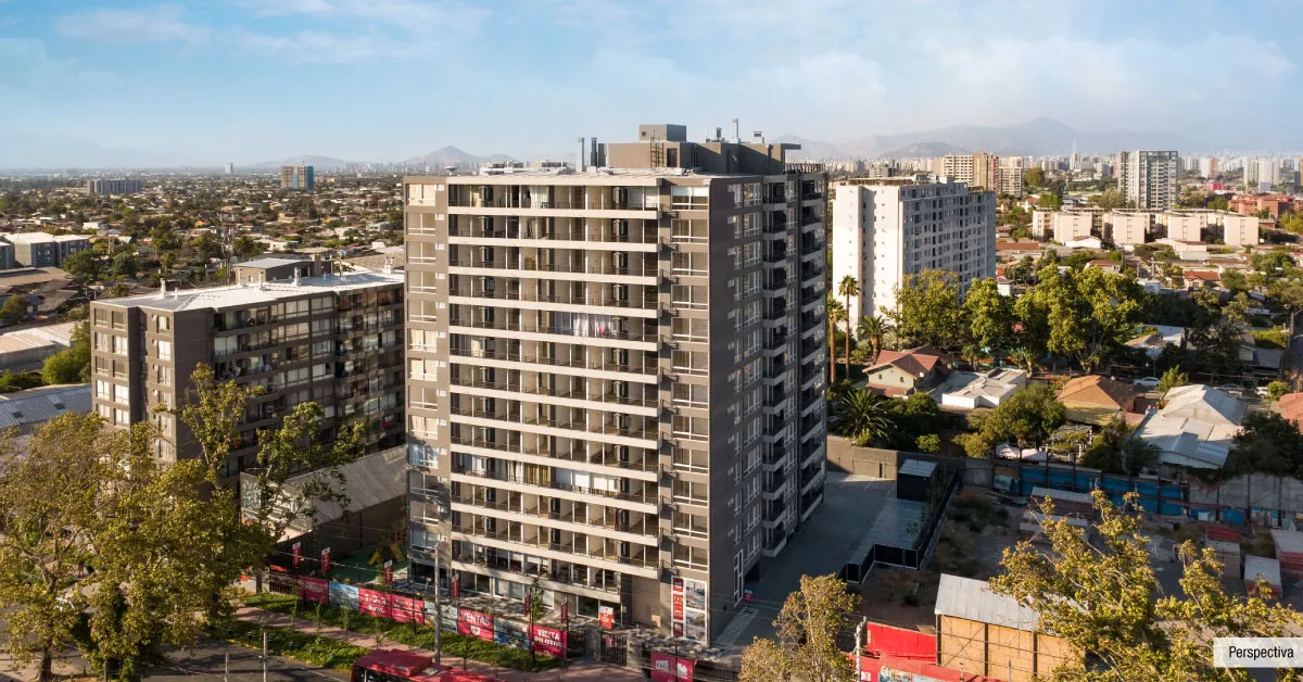 Fachada de Condominio Parque del Sur en La Cisterna, destacando su imponente edificio de 14 pisos.