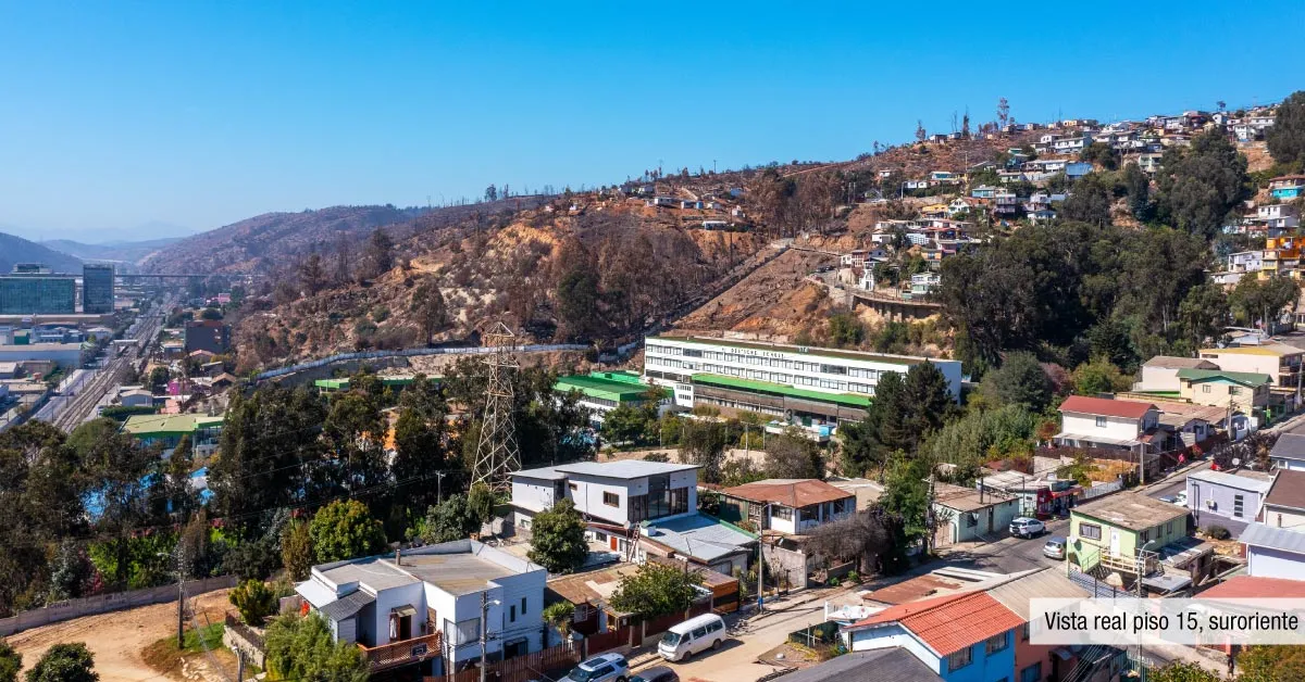 Vista panorámica suroriente a los cerros desde piso 15 en Edificio Álvarez Oriente, Viña del Mar.