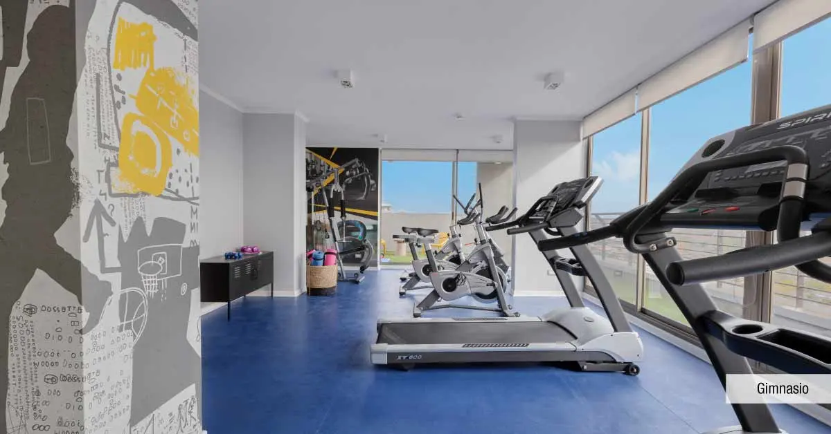 Gimnasio totalmente equipado en áreas comunes del Edificio Lía Aguirre, La Florida.