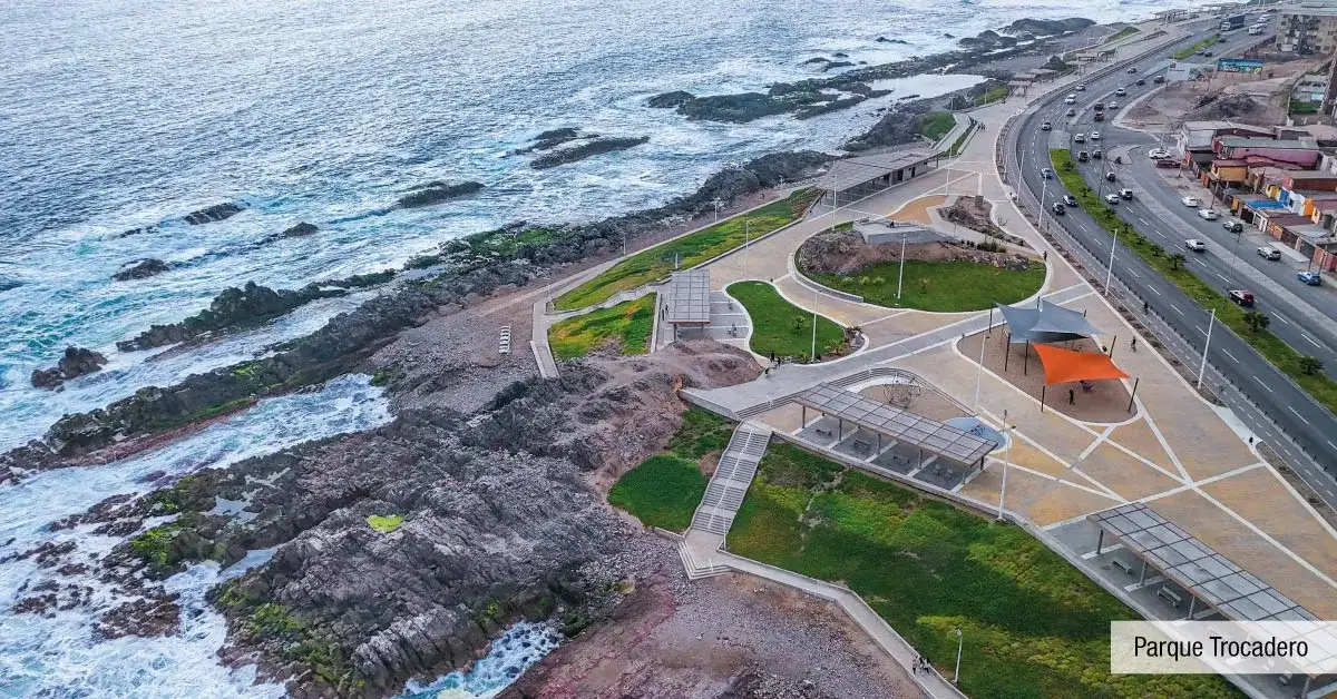 Miradores de Parque Trocadero cerca a Condominio Trocadero en Antofagasta, frente al océano Pacífico.