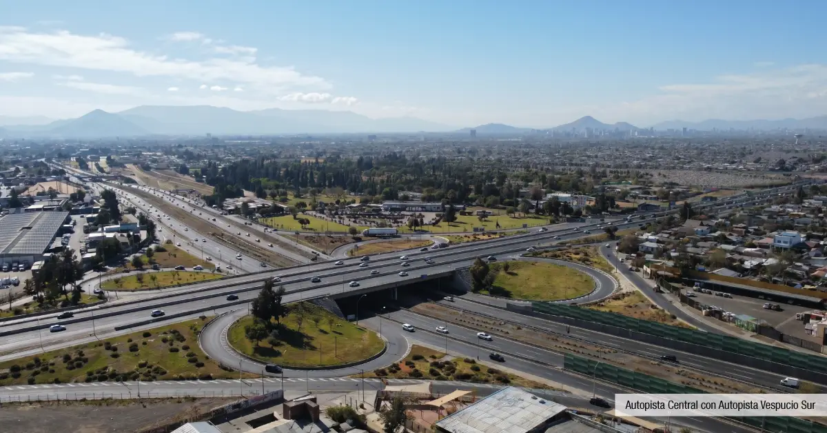 Enlace de Autopista Central y Vespucio Sur cerca de Edificio Santa Corina en La Cisterna, mostrando accesos vehiculares.