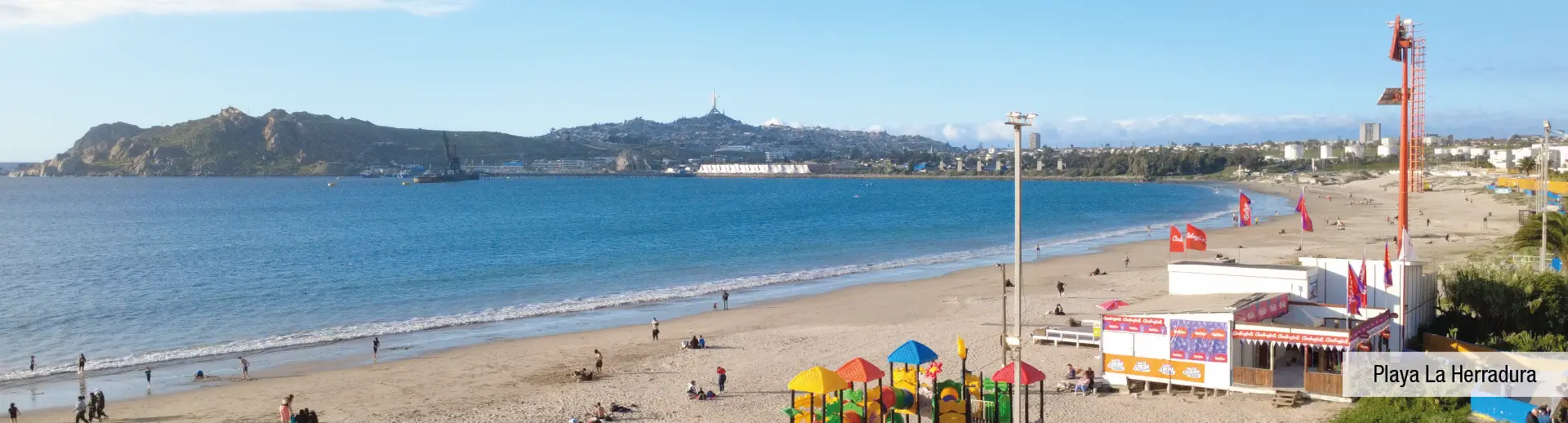 Playa La Herradura con juegos infantiles a minutos de Condominio Jesús Rivera 3 en Coquimbo.