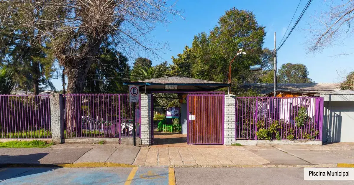 Acceso a Piscina Municipal, alternativa de recreación a pasos de Condominio Francisco Zelada.