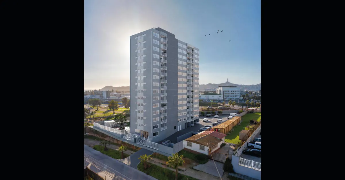 Fachada de 15 pisos con acceso peatonal y vehicular en Condominio Manuel Jesús Rivera 3, Coquimbo.
