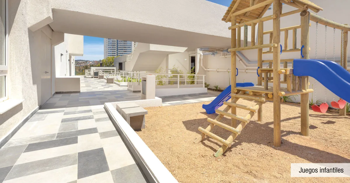 Áreas comunes con juegos infantiles familiares en Condominio Alto Marañón 3, Viña del Mar.