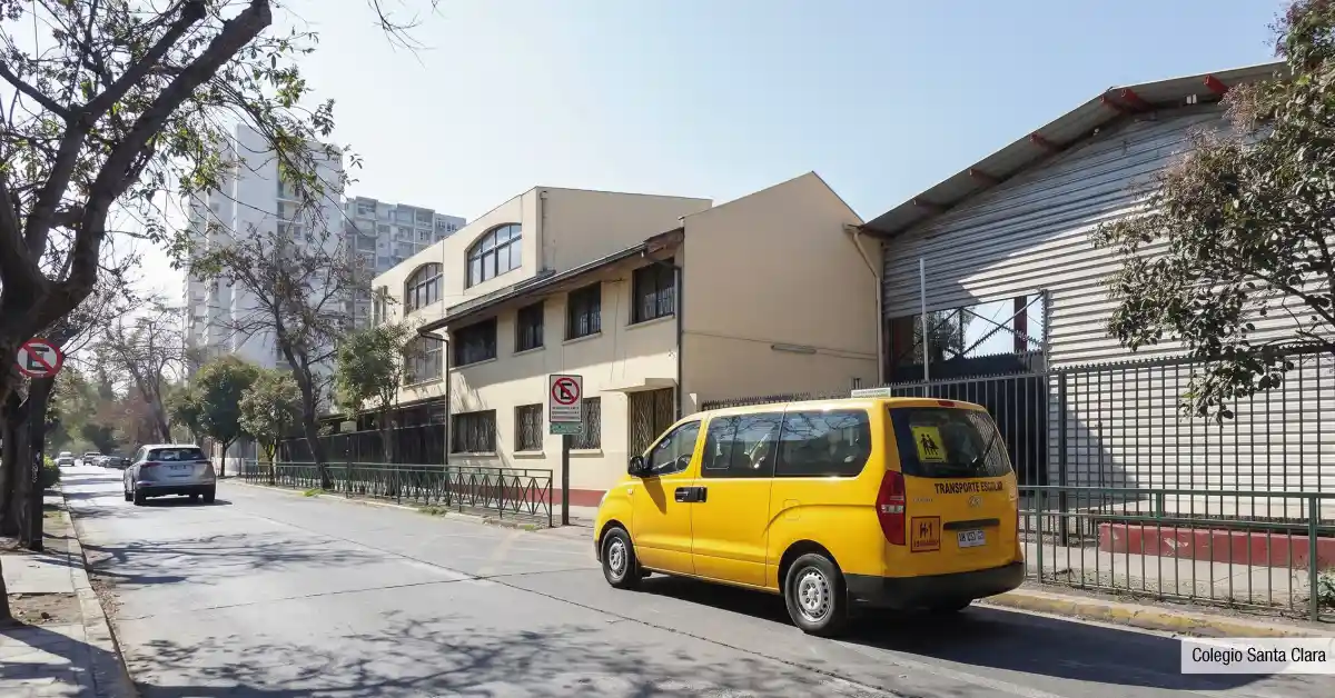 Colegio Santa Clara en el entorno de Edificio Santa Corina en La Cisterna, destacando la cercanía a servicios educativos.